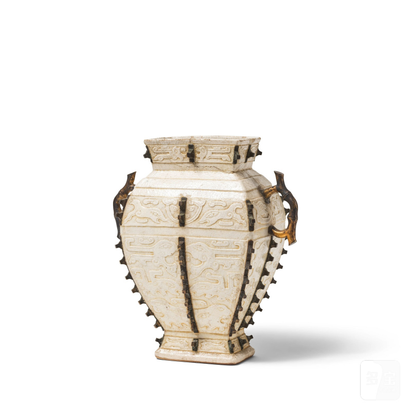 清 十八/十九世紀 白釉仿古印花夔龍紋出戟雙耳瓶 | VASE ARCHAÏSANT EN PORCELAINE TENDRE À GLAÇURE BLANCHE - 图7